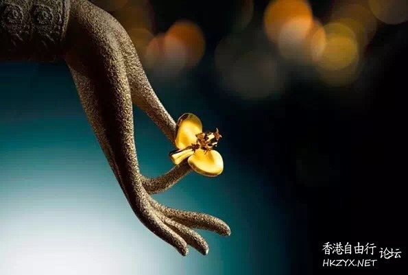 三千煩惱，何如拈花一笑？  山水花林啓唔人生