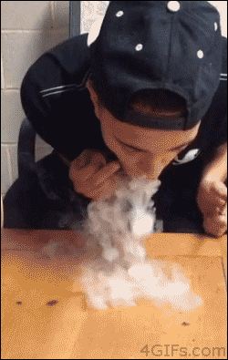 绝技喷烟欣赏   一天三笑 + 解悶處