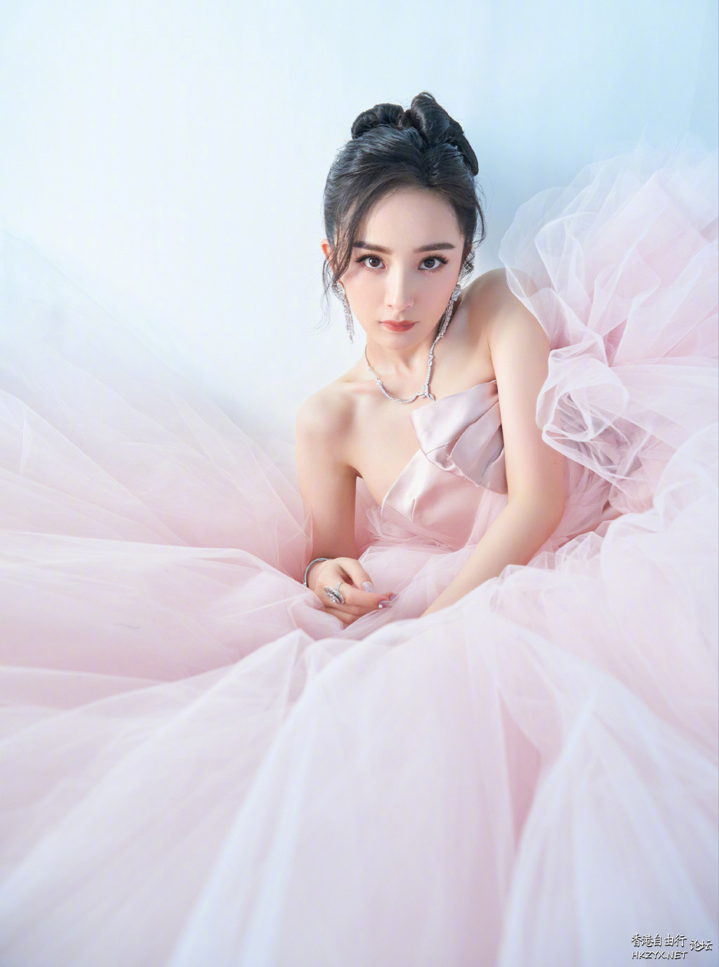   lovely - charming 可愛迷人