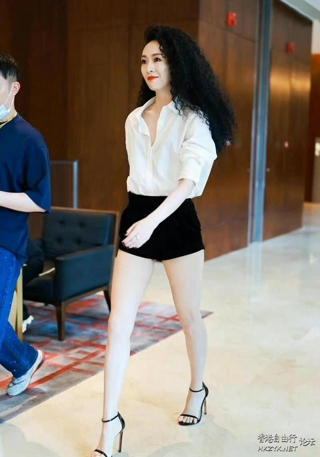 衬衫搭配半身裙  Fashion 與妳分享