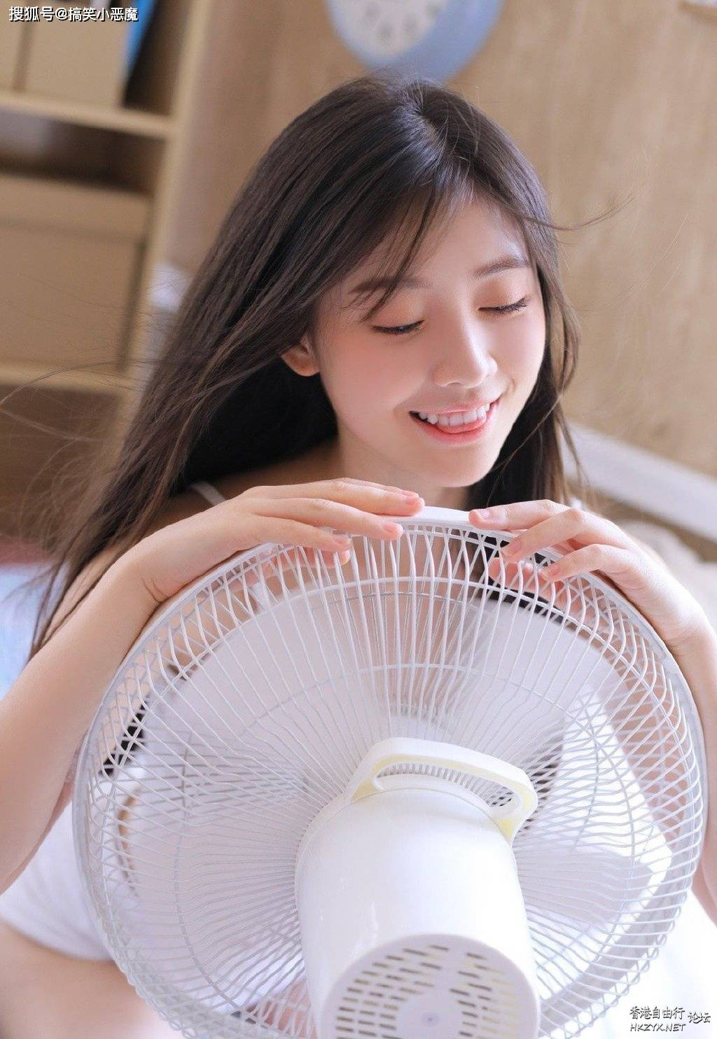   lovely - charming 可愛迷人